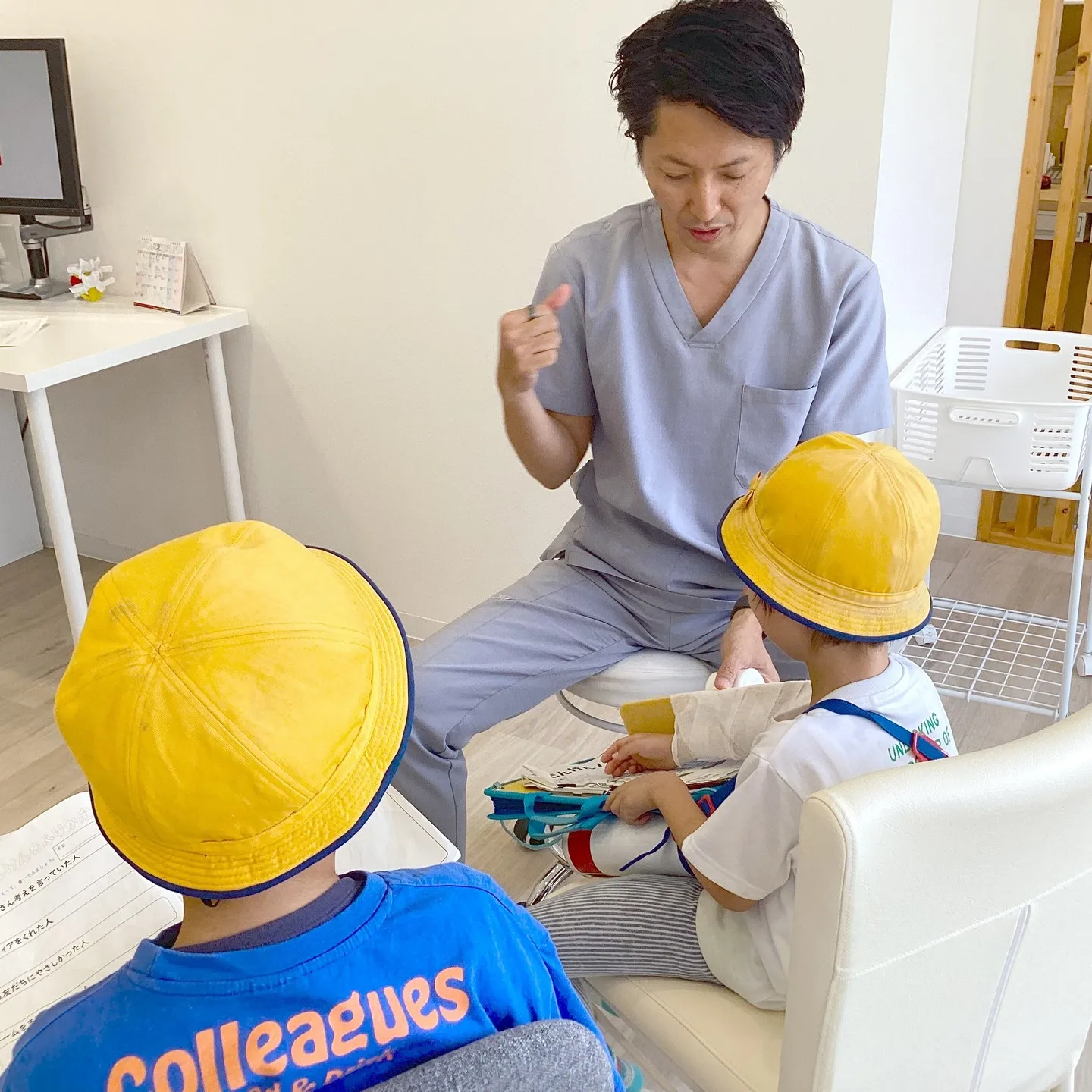 昨日は、地元の小学2年生8名が町探検で当院に来てくれました！...