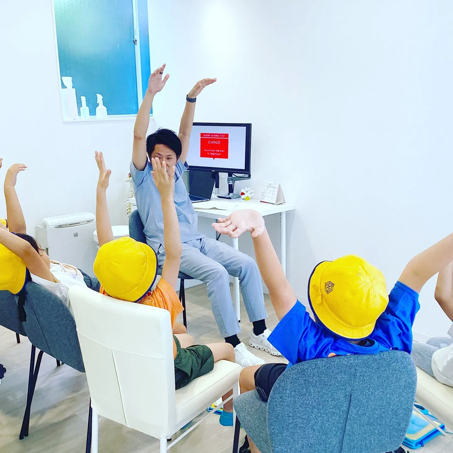 昨日は、地元の小学2年生8名が町探検で当院に来てくれました！...